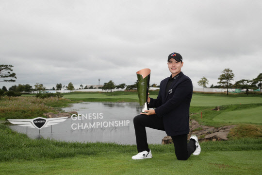 '2021 제네시스 챔피언십'에서 우승한 이재경 선수가 10일 인천 송도 '잭 니클라우스 골프클럽 코리아'에서 트로피를 들고 기념사진을 찍고 있다. 제네시스 브랜드 제공